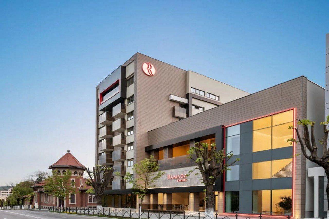 Ramada By Wyndham Ramnicu Valcea Hotel Bagian luar foto