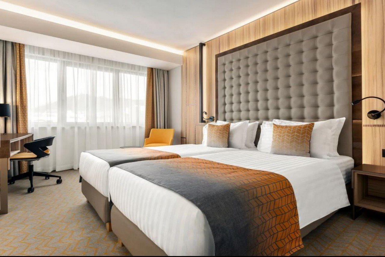 Ramada By Wyndham Ramnicu Valcea Hotel Bagian luar foto