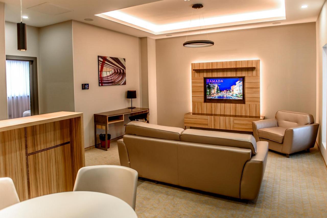 Ramada By Wyndham Ramnicu Valcea Hotel Bagian luar foto