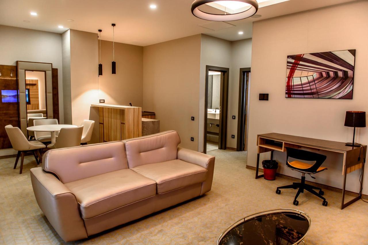 Ramada By Wyndham Ramnicu Valcea Hotel Bagian luar foto