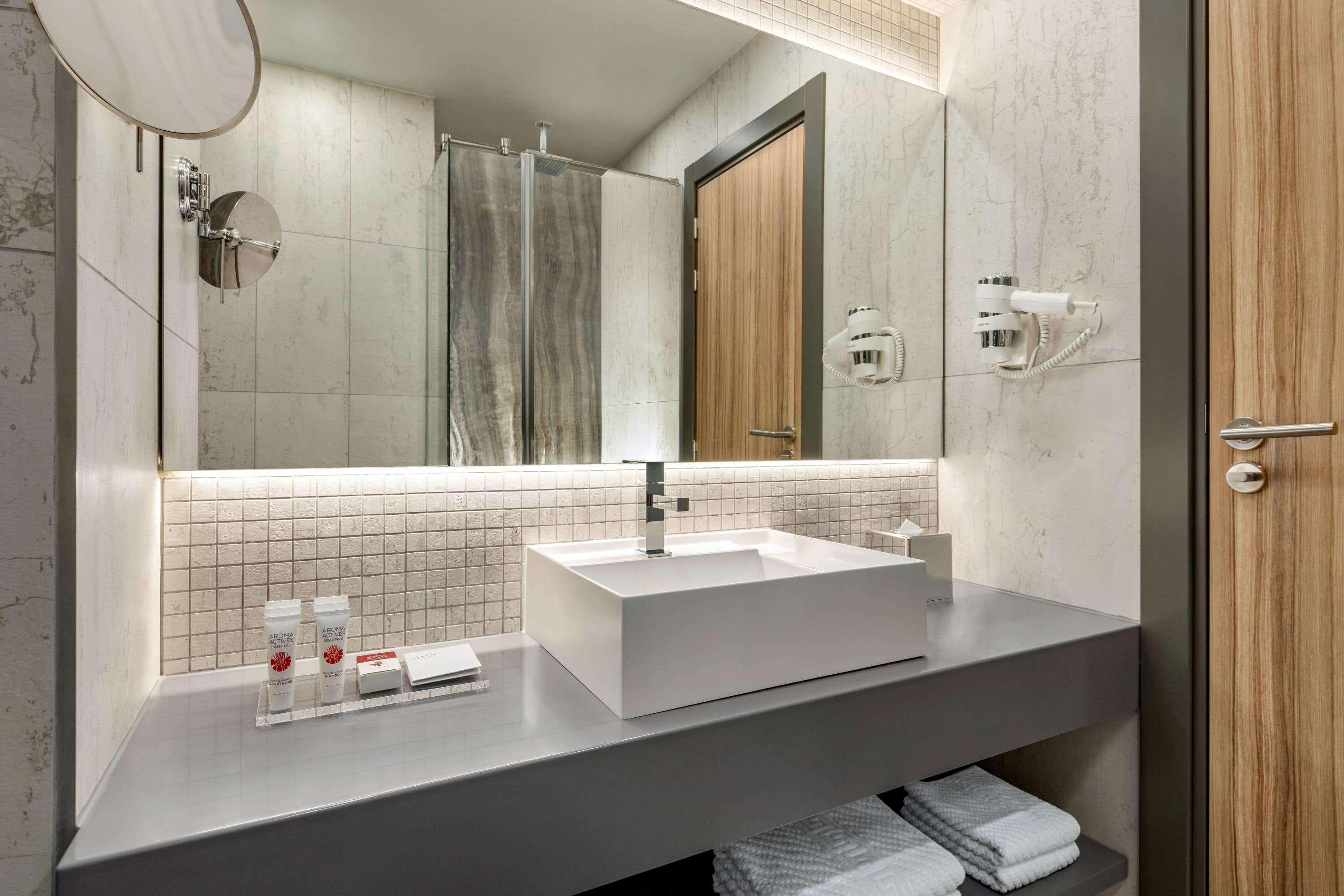 Ramada By Wyndham Ramnicu Valcea Hotel Bagian luar foto