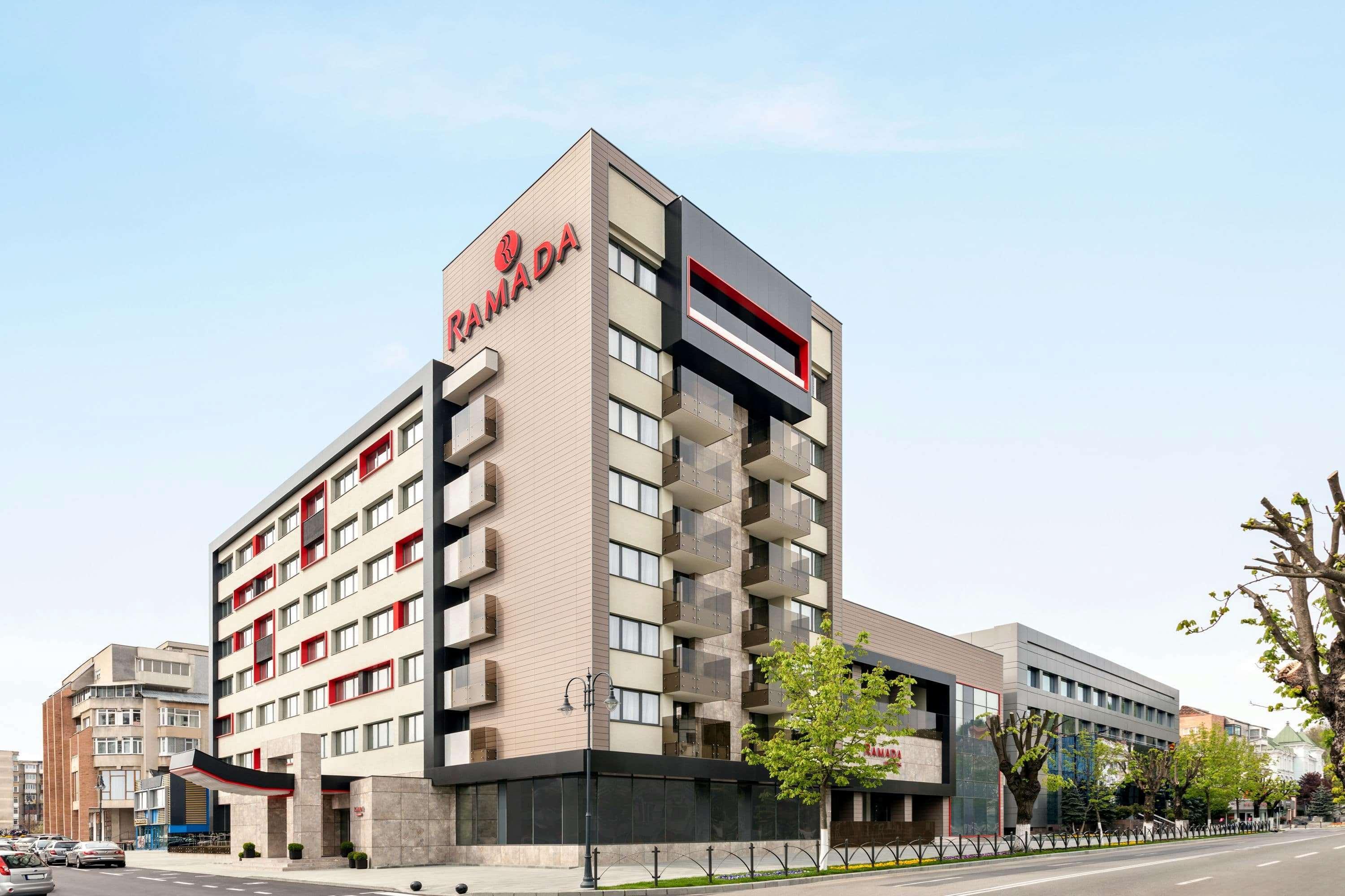 Ramada By Wyndham Ramnicu Valcea Hotel Bagian luar foto