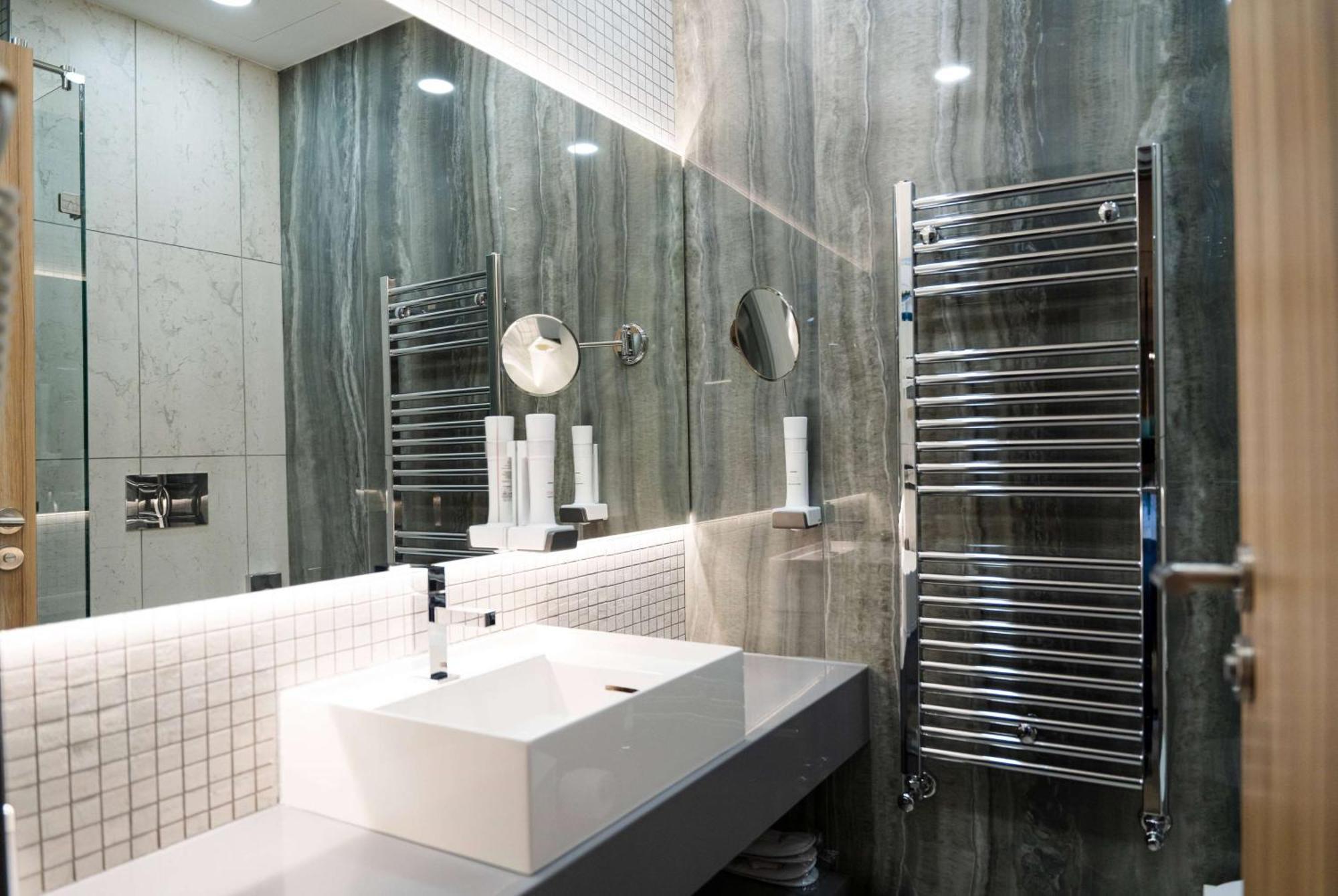 Ramada By Wyndham Ramnicu Valcea Hotel Bagian luar foto