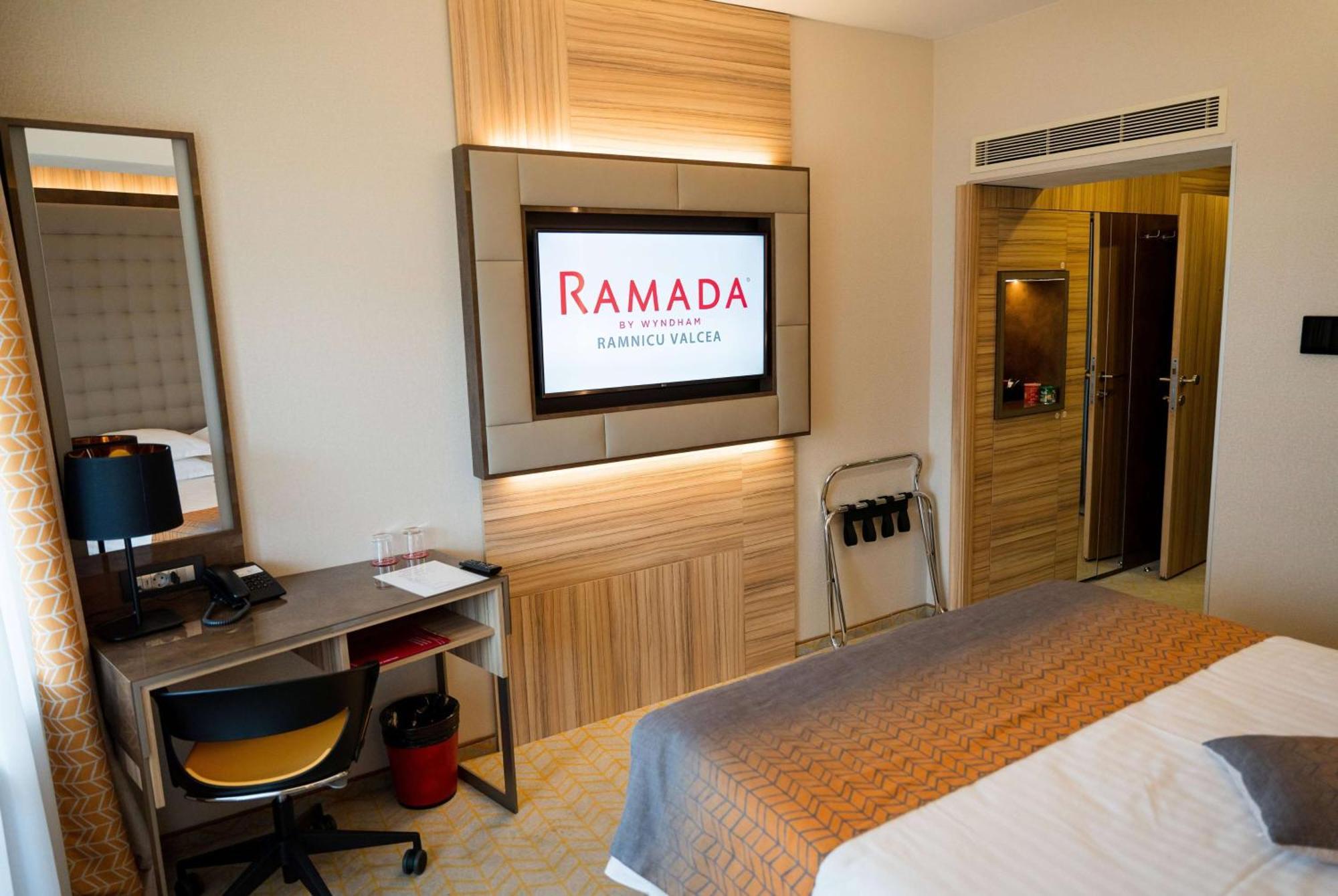 Ramada By Wyndham Ramnicu Valcea Hotel Bagian luar foto