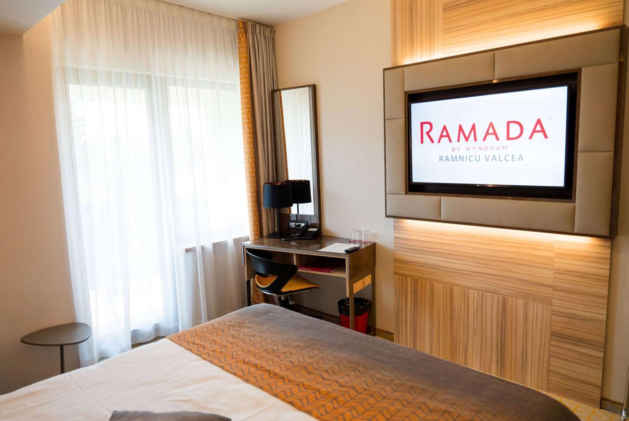 Ramada By Wyndham Ramnicu Valcea Hotel Bagian luar foto