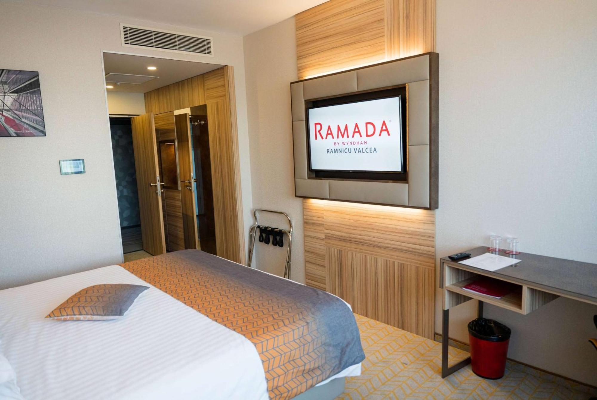 Ramada By Wyndham Ramnicu Valcea Hotel Bagian luar foto