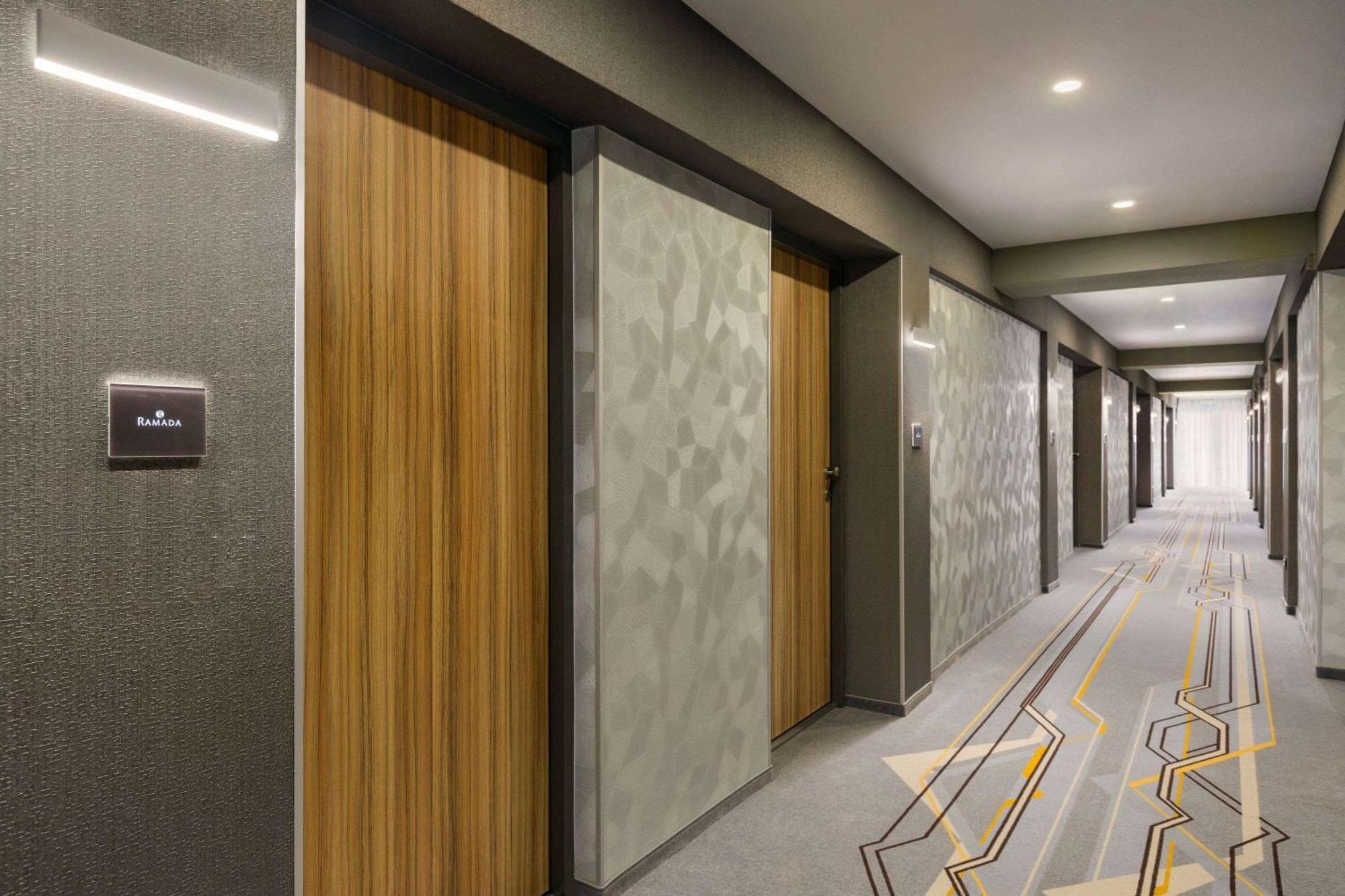 Ramada By Wyndham Ramnicu Valcea Hotel Bagian luar foto