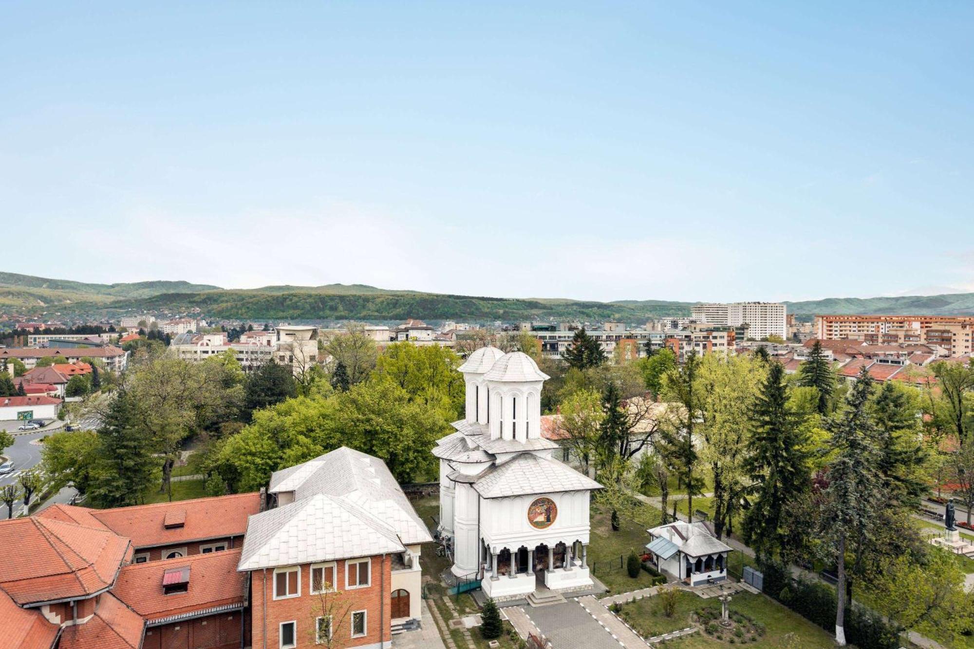 Ramada By Wyndham Ramnicu Valcea Hotel Bagian luar foto