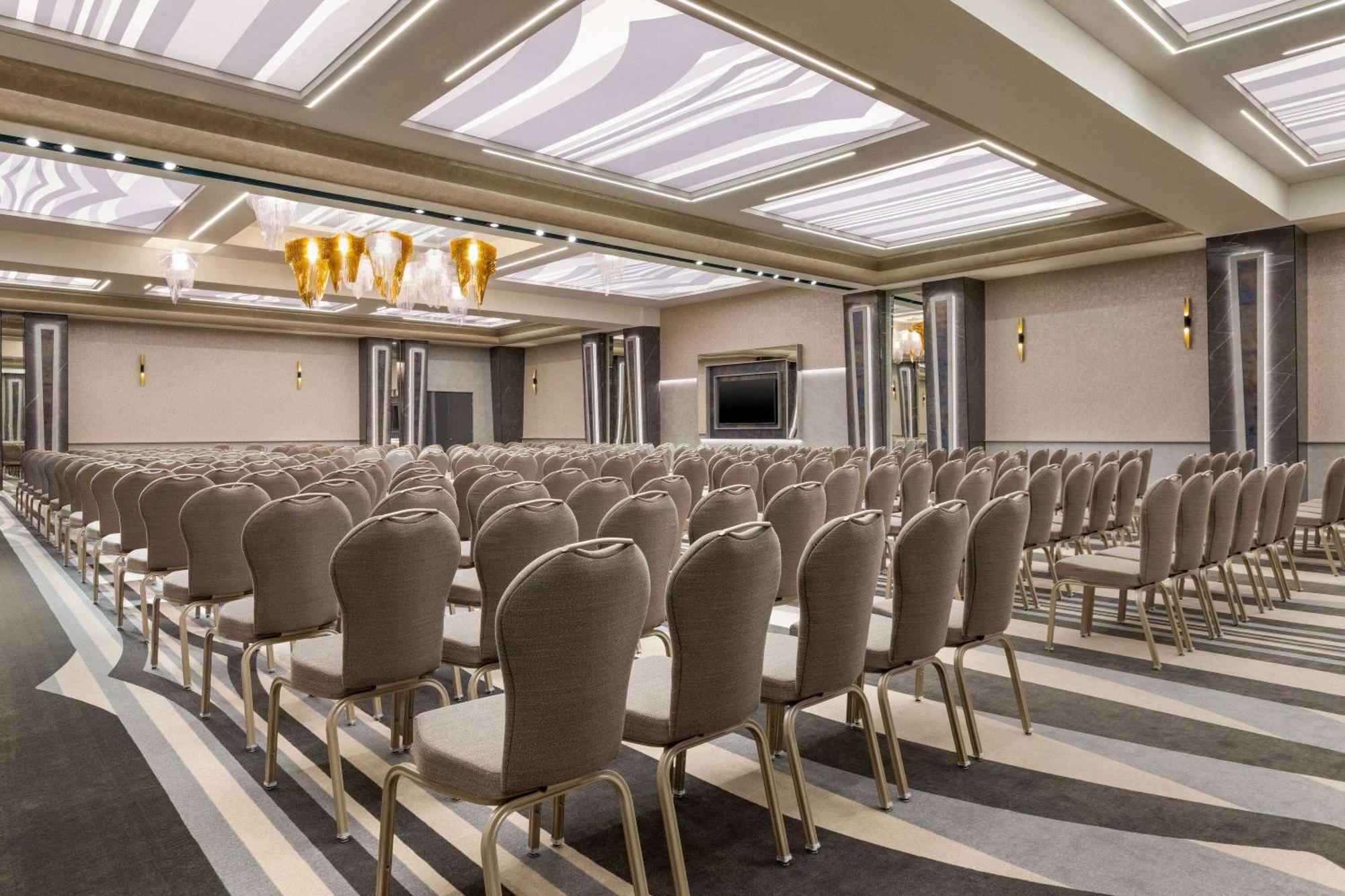 Ramada By Wyndham Ramnicu Valcea Hotel Bagian luar foto