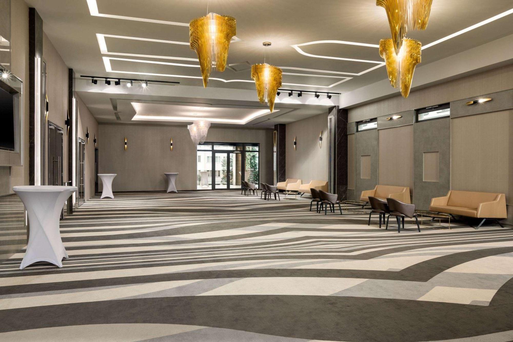 Ramada By Wyndham Ramnicu Valcea Hotel Bagian luar foto