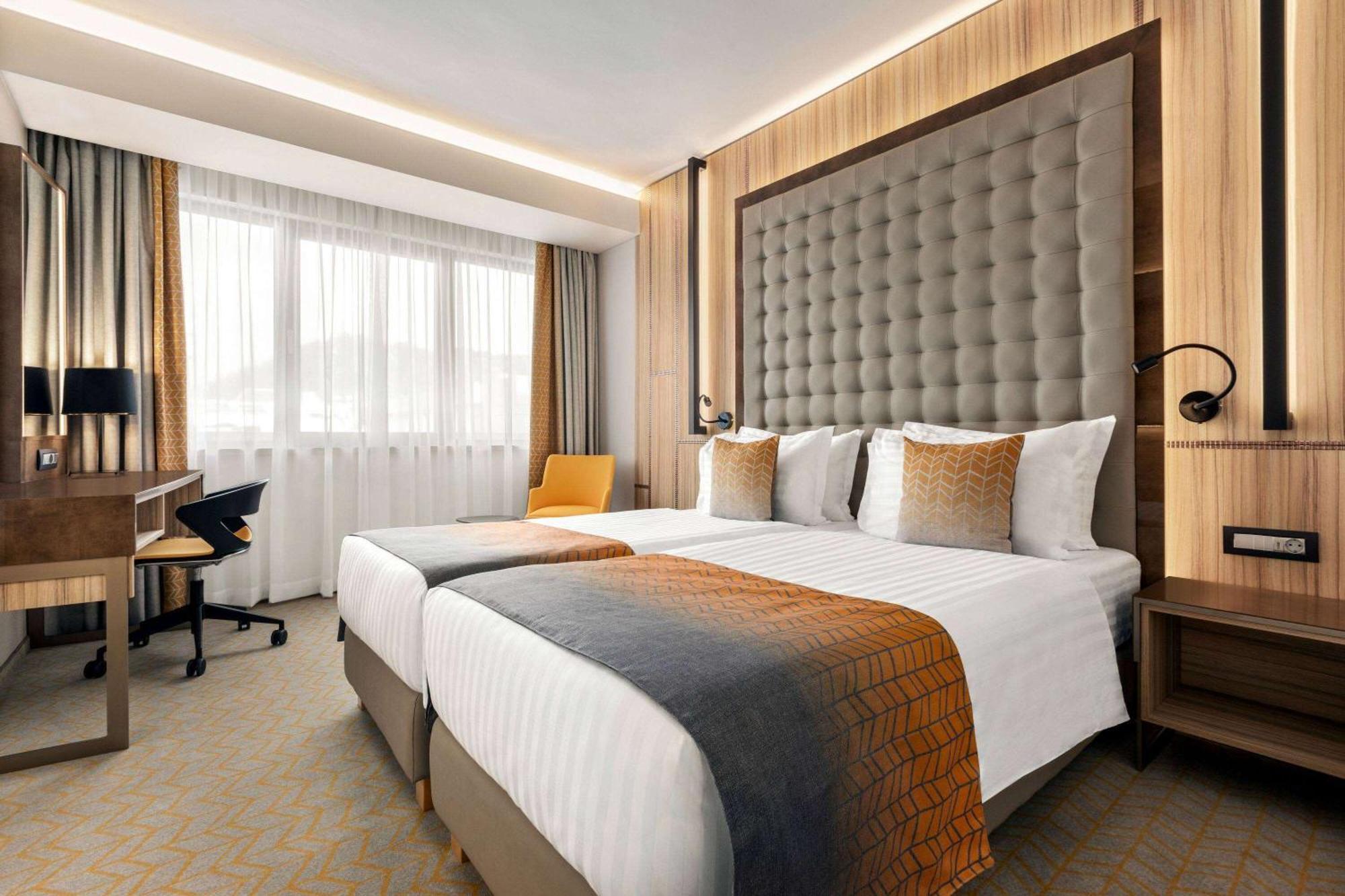 Ramada By Wyndham Ramnicu Valcea Hotel Bagian luar foto
