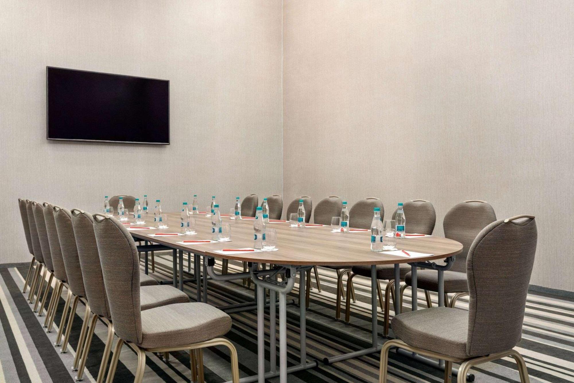 Ramada By Wyndham Ramnicu Valcea Hotel Bagian luar foto