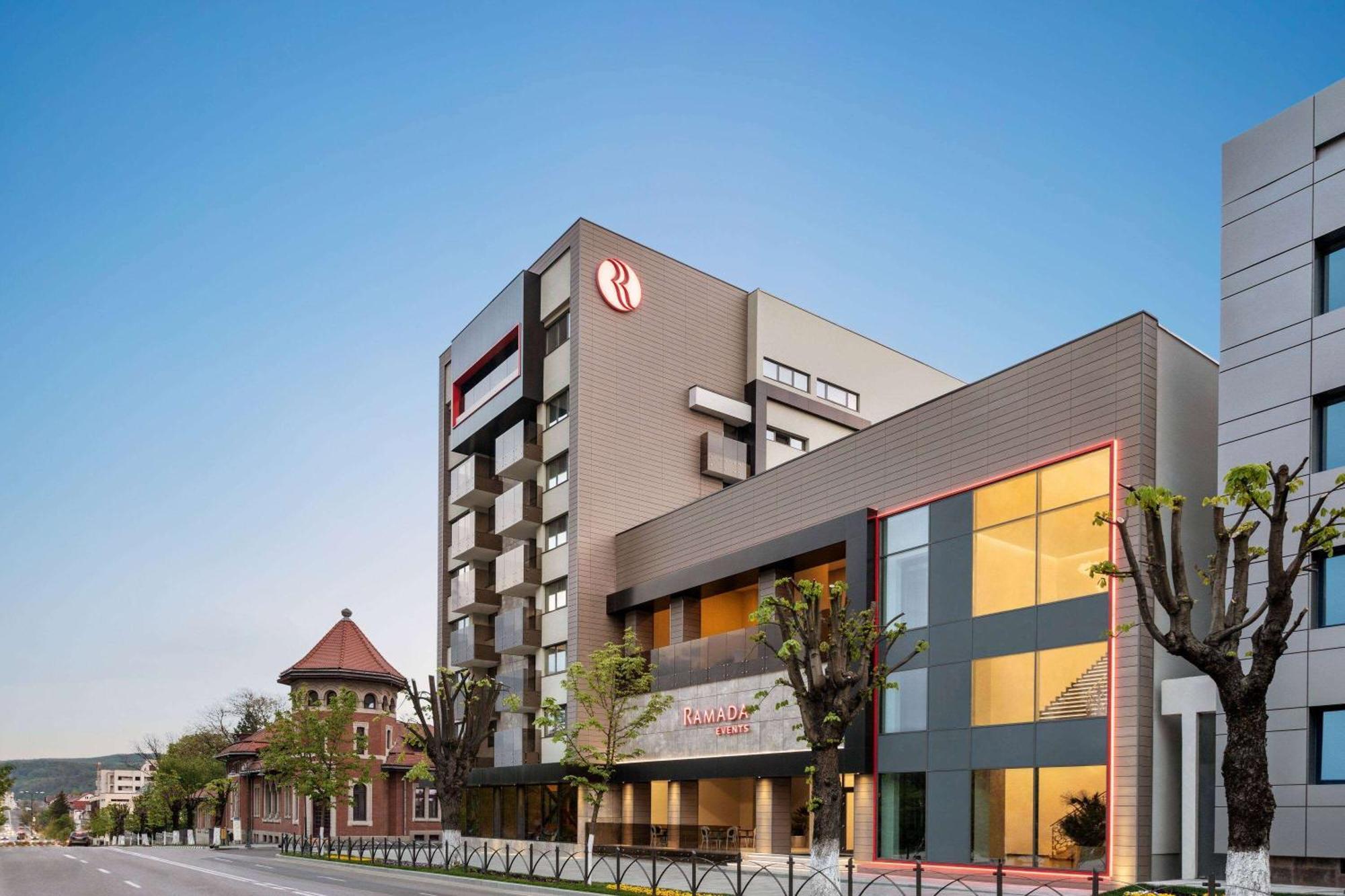 Ramada By Wyndham Ramnicu Valcea Hotel Bagian luar foto