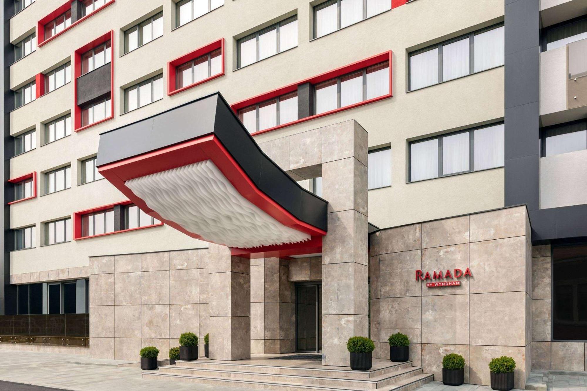 Ramada By Wyndham Ramnicu Valcea Hotel Bagian luar foto